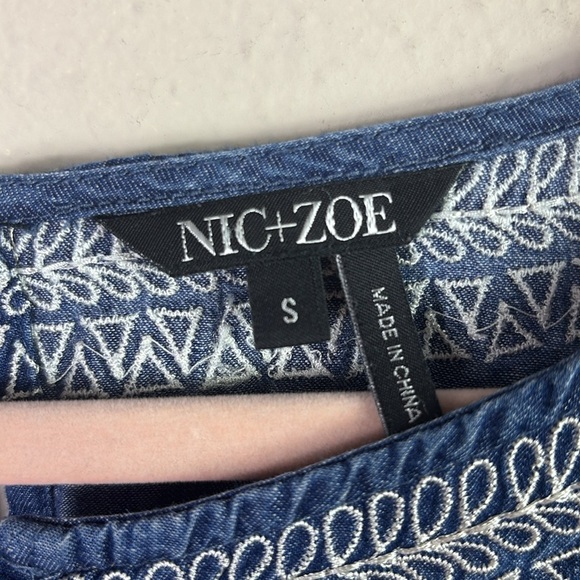 Nic + Zoe Chambray Embroidered Blue Top Tunic size small - Picture 3 of 11